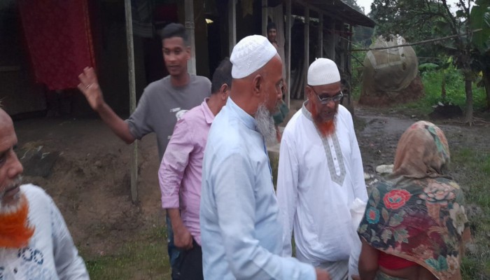 বোয়ালখালী পোপাদিয়া ইউনিয়নে পানিবন্দিদের ত্রান  বিতরণ