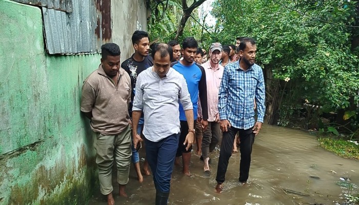টানা বর্ষণে ক্ষতিগ্রস্ত বাঙ্গালহালিয়া পরিদর্শনে ইউএনও, দ্রুত ব্যবস্থা নেওয়ার আশ্বাস