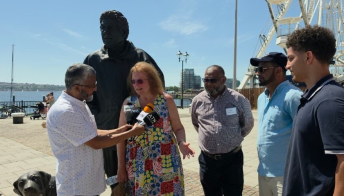 বৃটেনের ওয়েলসের প্রথম ফার্স্ট মিনিস্টার ডিভলিউশনের জনক" রডরি মর্গানের স্ট্যাচু কার্ডিফে নির্মিত