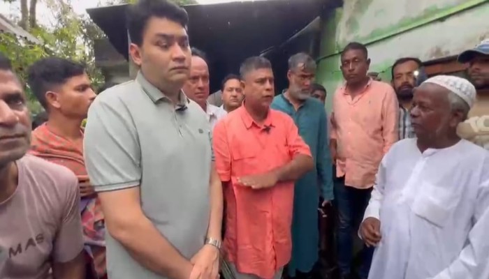 মেড্ডার ফিরোজ মিয়া কলোনিতে অগ্নিকাণ্ডে ক্ষতিগ্রস্তদের পাশে জেলা পরিষদ, পুনর্বাসনের আশ্বাস