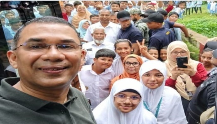 শিক্ষার্থীদের অনুরোধে সেলফি, ক্রীড়াসামগ্রীও দিলেন প্রধানমন্ত্রী