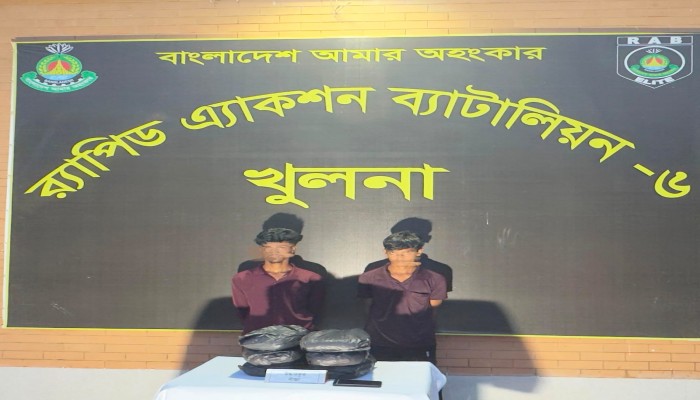 বাগেরহাট জেলার ফকিরহাট থানা এলাকায় অভিযান চালিয়ে ছয় কেজি গাঁজাসহ দুইজন মাদক ব্যবসায়ীকে গ্রেফতার করেছে র‍্যাব-৬, সদর কোম্পানি