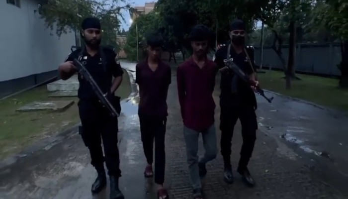 বাগেরহাট জেলার ফকিরহাট থানা এলাকায় অভিযান চালিয়ে ছয় কেজি গাঁজাসহ দুইজন মাদক ব্যবসায়ীকে গ্রেফতার করেছে র‍্যাব-৬, সদর কোম্পানি