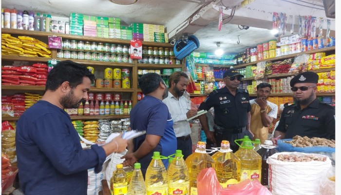 র‌্যাব-৯ ও ভোক্তা অধিকার সংরক্ষণ অধিদপ্তরের যৌথ অভিযানে মৌলভীবাজারের কুলাউড়ায় পণ্যের মূল্য তালিকা প্রদর্শিত না রাখার দায়ে ০২টি প্রতিষ্ঠানকে ২০,০০০/- টাকা জরিমানা