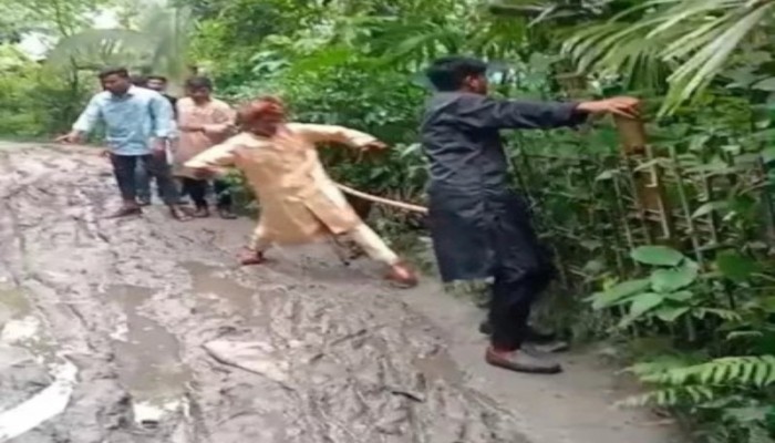 কাদামাখা রাস্তায় কাঁধে চড়ে বিয়ের আসরে বর, ভিডিও ভাইরাল