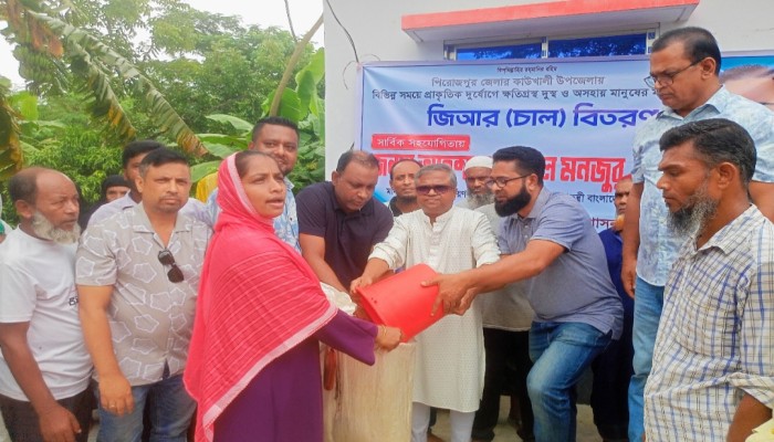 কাউখালীর সয়না রঘুনাথপুরে ১ হাজার অসহায় পরিবারের মাঝে ১০ মেট্রিক টন জিআর চাল বিতরণ
