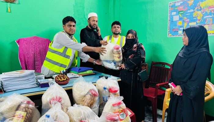 টানা বৃষ্টিতে ক্ষতিগ্রস্ত মানুষের মাঝে নাইক্ষ্যংছড়ি জামায়াত ইসলামী'র ত্রাণ বিতরণ