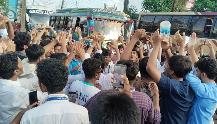 বরিশালে ‘মার্চ টু শিক্ষা বোর্ড', সড়ক অবরোধে যান চলাচল বন্ধ