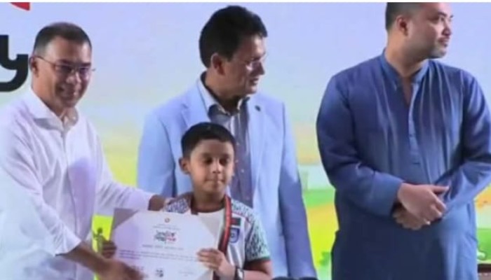 বোয়ালখালীর মনীশের হাতে প্রধানমন্ত্রীর পুরস্কার
