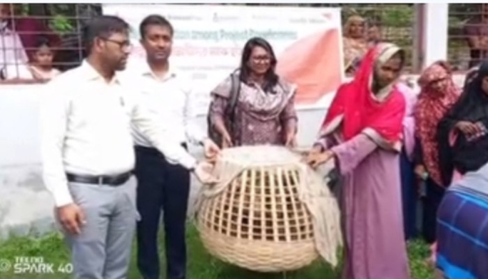 ওয়ার্ল্ড ভিশন বাংলাদেশ- রিয়্যাক্টস ইন প্রজেক্টের আওতায় হরিপুরে দুইশত জন উপকারভোগী মায়ের মাঝে হাঁস বিতরণ