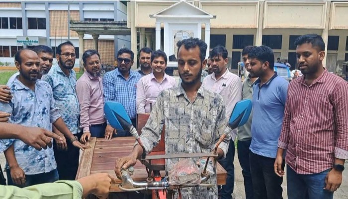 উজিরপুরে ইউএনও'র উপহার পেয়ে সংগ্রামী রিয়াজের মুখে হাসি