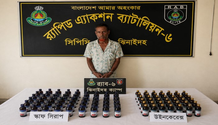চুয়াডাঙ্গায় অভিযান চালিয়ে অবৈধ মাদকদ্রব্য ৭২ বোতল স্কাফ এবং ৫৮ বোতল উইনকেরেক্স সহ একজন মাদক ব্যবসায়ীকে গ্রেফতার করেছে র‍্যাব-৬, ঝিনাইদহ ক্যাম্প।