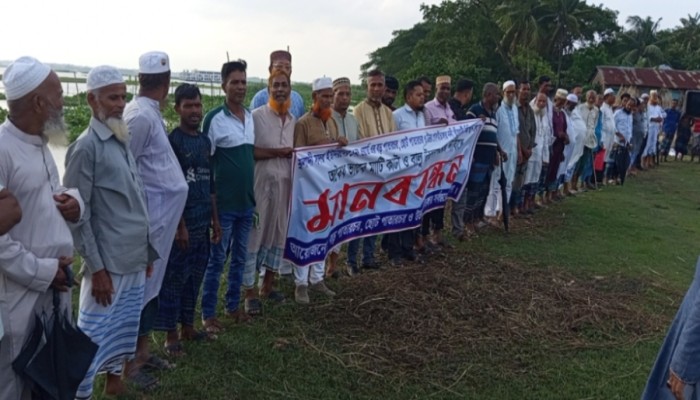 মুলাদী সদর ইউনিয়নের পাতারচর গ্রামে নদীর পাড়ে অবৈধভাবে মাটি কাটা ও বালু উত্তোলনের প্রতিবাদে স্থানীয়দের মানববন্ধন
