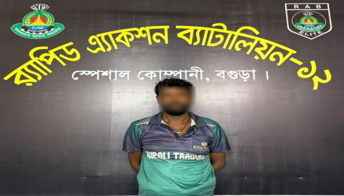 নীলফামারীর ডোমারে ট্রাকচাপায় ৪ জন নিহতের ঘটনায় ঘাতক চালককে বগুড়া থেকে গ্রেফতার করেছে র‌্যাব
