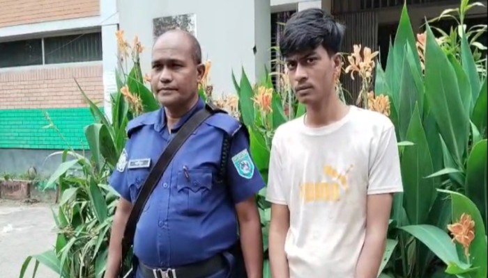 ফুলবাড়ীতে অটোরিকশা ছিনতাই ও হত্যার ঘটনায় একজন আটক