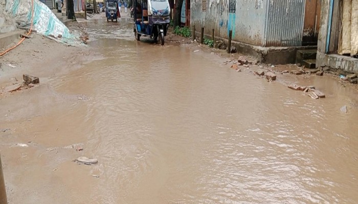 সামান্য বৃষ্টিতেই বেহাল ব্রাহ্মণপাড়া প্রধান সড়ক, ১৭ গ্রামের মানুষের চরম ভোগান্তি