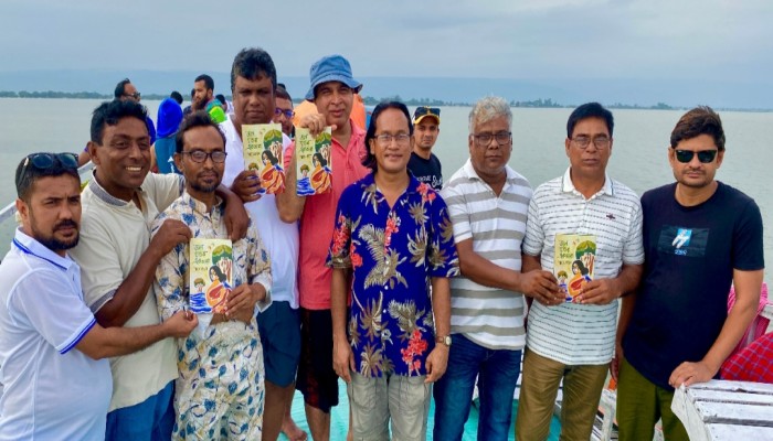 টাংগুয়ার হাওরে 'জল হাওর একতারা' কাব্যগ্রন্থের পাঠ-উন্মোচন