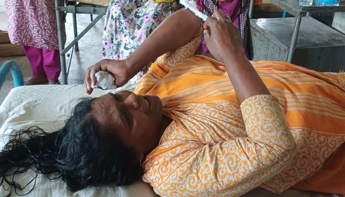 তানোরে নারীসহ ৬ জনকে পিটিয়ে জখম