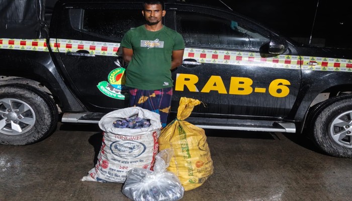 সাতক্ষীরার কালীগঞ্জে অভিযান চালিয়ে ৫৯৪ বোতল উইনকেরেক্সসহ একজন মাদক ব্যবসায়ীকে গ্রেফতার করেছে র‍্যাব-৬, সিপিসি-১, সাতক্ষীরা