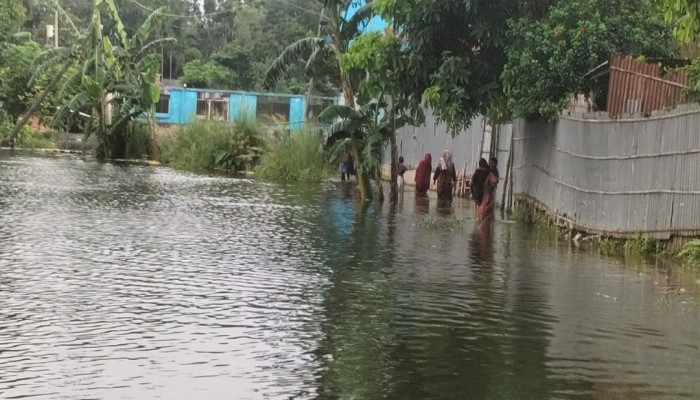কুড়িগ্রামের উলিপুর পৌরসভার ৫০টি পরিবার গত দশ দিন ধরে পানি বন্দী