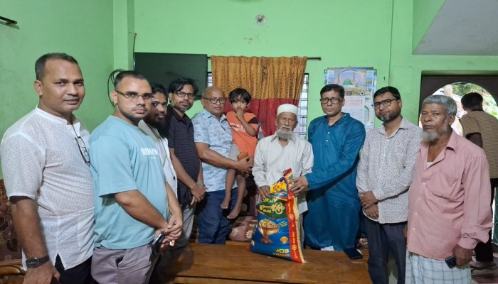 বোয়ালখালীতে লবন ফ্যাক্টরীতে বয়লার বিস্ফোরণে নিহত  দিদারের পরিবারে সমবেদনা জানাতে প্রেস ক্লাব নেতৃবৃন্দ