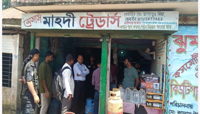 র‌্যাব-৯ ও ভোক্তা অধিকার সংরক্ষণ অধিদপ্তরের যৌথ অভিযানে সুনামগঞ্জের জগন্নাথপুরে নকল পণ্য বিক্রয় এবং বিভিন্ন অনিয়মের দায়ে ০২টি প্রতিষ্ঠানকে ৭০ হাজার টাকা জরিমানা