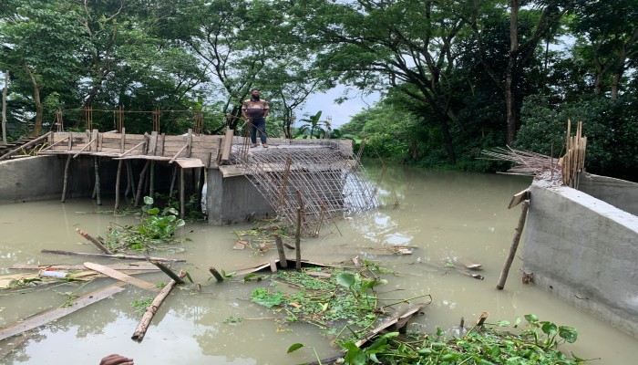 গৌরনদীতে ঢালাইয়ের পরই ধ্বসে পড়লো ব্রীজের পাটাতন