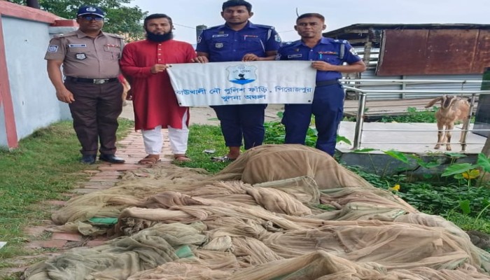 কাউখালীতে যৌথ অভিযানে ১০ হাজার রেনু পোনা উদ্ধার, ২ হাজার মিটার অবৈধ বেড়জাল পুড়িয়ে ধ্বংস