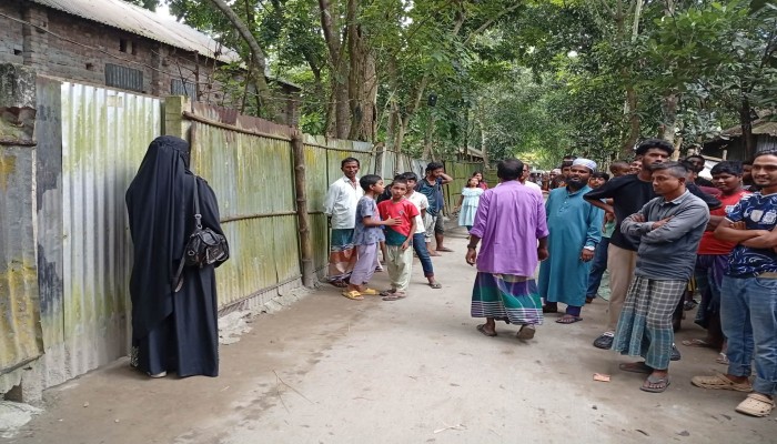 কুড়িগ্রামে স্ত্রীর অধিকারের দাবিতে স্বামীর বাড়ির সামনে স্ত্রীর অনশন