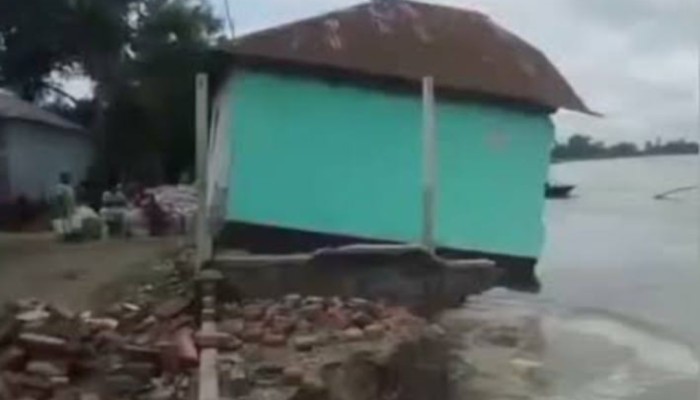 বাপের দেড় একর জমি ছিল, সব নদী খায় গ্যাছে। বাড়ি-ভিটা আছিল, তাও আজ গেল'