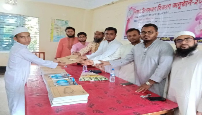 বুড়িচংয়ে জাতীয় মানবাধিকার সমিতির শিক্ষা উপকরণ বিতরণ