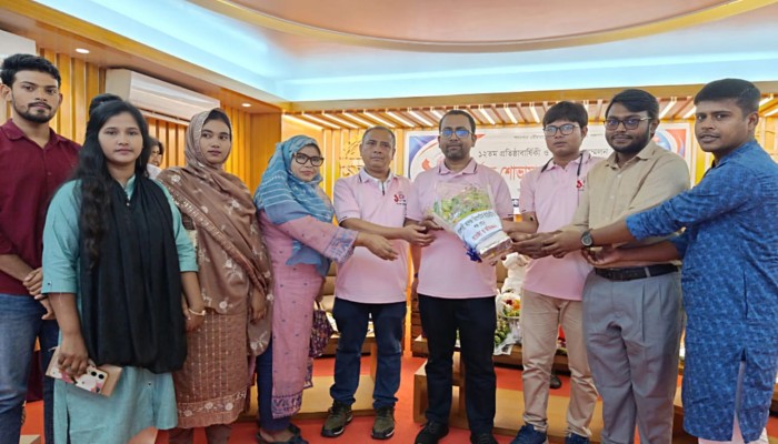 রাজশাহী কলেজ রিপোর্টার্স ইউনিটির ফুলেল শুভেচ্ছায় উত্তরা প্রতিদিনের এক যুগ পূর্তি উদযাপন