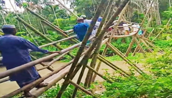 কাউখালীর জোলাগাতি খালে ঝুঁকিপূর্ণ বাঁশের সাঁকো; শতাধিক মানুষের দুর্ভোগ, পাকা সেতুর দাবিতে এলাকাবাসী