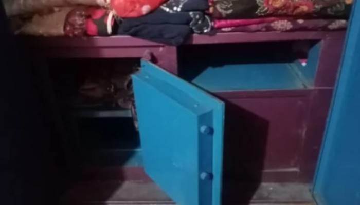 বোয়ালখালীতে দরজা ভেঙে নগদ টাকা ও স্বর্ণালংকার চুরি