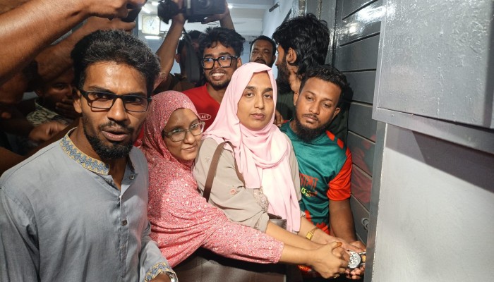 বরিশালে সিভিল সার্জনের অপসারনের দাবীতে কক্ষে তালা