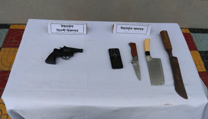 খুলনার রায়ের মহল এলাকায় অভিযান চালিয়ে টাইগার গ্রুপের সক্রিয় অস্ত্রধারী সন্ত্রাসী রবিউলকে বিদেশি রিভলবারসহ গ্রেফতার করেছে র‍্যাব-৬, স্পেশাল কোম্পানি