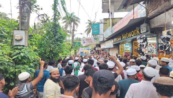 বানারীপাড়ায় বিশ্ব নবীকে নিয়ে  কটুক্তির প্রতিবাদে থানার ফটকে তৌহিদী জনতার বিক্ষোভ প্রদর্শন