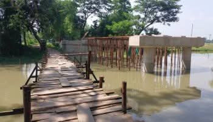 এক সেতুতেই পাঁচ বছর : সামুক গতিতেই চলছে কাজ