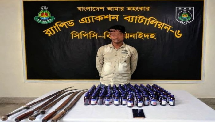 ঝিনাইদহের মহেশপুরে অভিযান চালিয়ে ১২২ বোতল স্কাফ ও দেশীয় অস্ত্রসহ একজন মাদক ব্যবসায়ীকে গ্রেফতার করেছে র‍্যাব-৬, ঝিনাইদহ ক্যাম্প