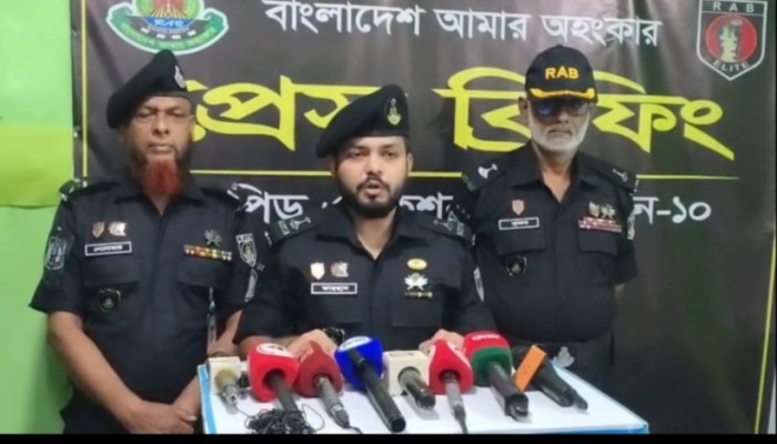 রাজবাড়ী সদর থানা এলাকা হতে ০৫ (পাঁচ) টি আগ্নেয়াস্ত্র সহ ০৫ (পাঁচ) জন অস্ত্রধারী’কে গ্রেফতার করেছে র‌্যাব-১০|