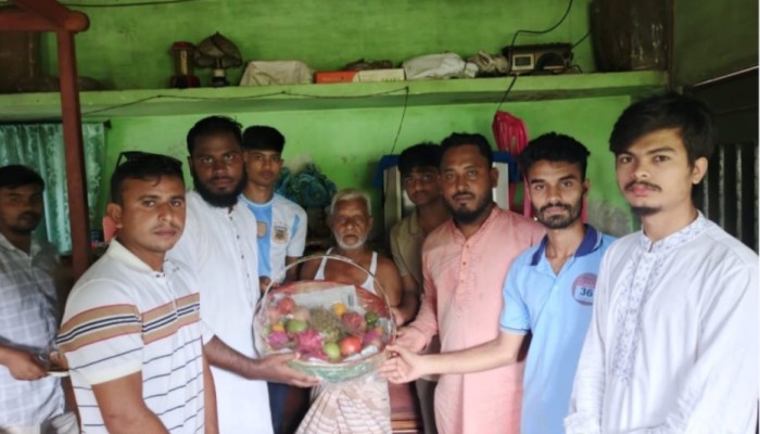 শহীদ রায়হানের বাড়িতে বৈষম্যবিরোধী ছাত্র আন্দোলনের নেতাকর্মীরা, কান্নায় ভেঙে পড়লেন বাবা
