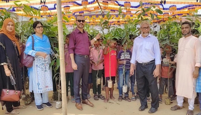 কালীগঞ্জে প্রধানমন্ত্রীর ১,৮০০ গাছের চারা শিক্ষার্থীদের হাতে পৌঁছে দিলেন ইউএনও