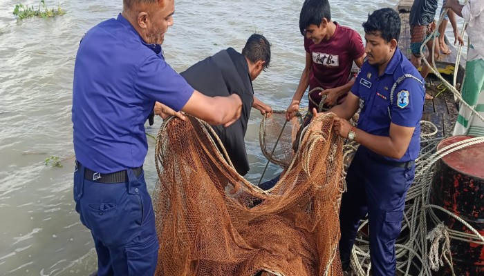 কাউখালীতে কঁচা নদীতে নৌ পুলিশের অভিযানে ৭ হাজার মিটার অবৈধ বেহুন্দি জাল উদ্ধার, আগুনে ধ্বংস