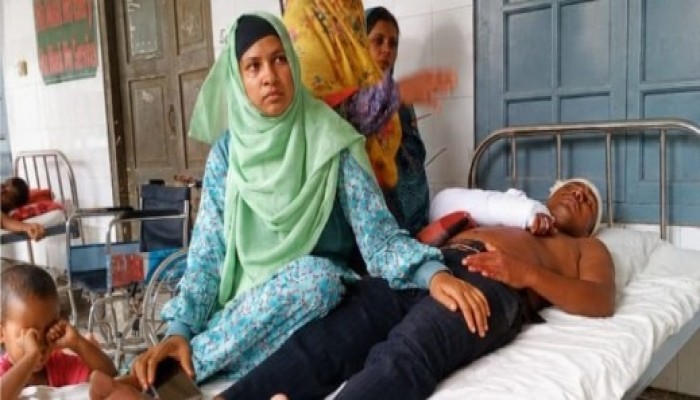 জাবেদা ফি নিয়ে বিরোধের জেরে কুড়িগ্রাম সদর সাব-রেজিস্ট্রার অফিসে সন্ত্রাসী হামলা-ভাংচুর