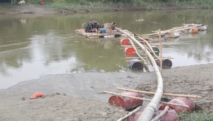 বদরগঞ্জে প্রকাশ্যে নদীর বালু লুট, প্রশাসন নীরব ভুমিকার অভিযোগ।