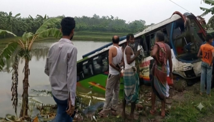 ফুলপুরে ভয়াবহ বাস সড়ক দুর্ঘটনায় আহত ১৫ আশঙ্কাজনক ১জন