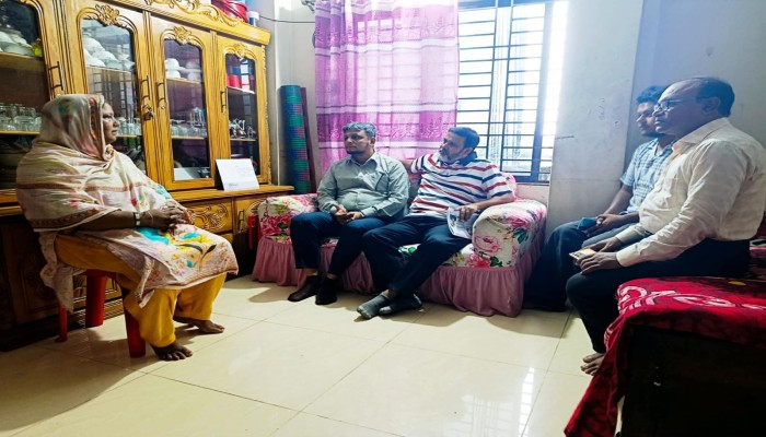 শহীদ আব্দুল কাইয়ুমের পরিবারকে ৫ আগস্টের কর্মসূচিতে আমন্ত্রণ জানাতে সাভারে কুবি প্রশাসন