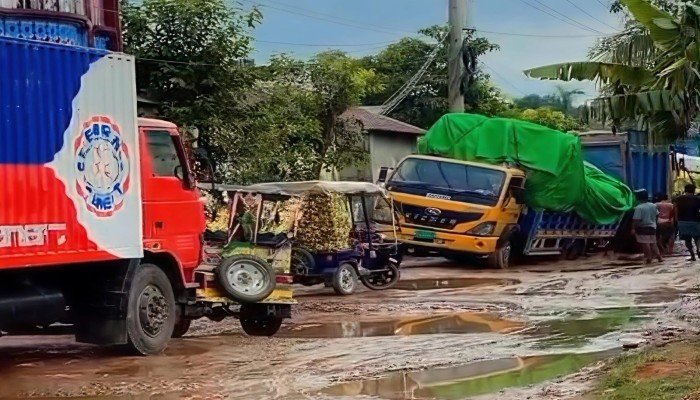 রাস্তা আগেই ভালা আচিল, খালি খালি খুইদ্দা থুইছে কন্টেকদার
