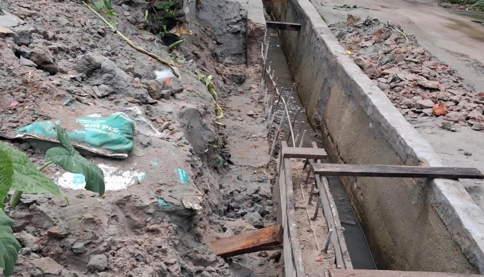 ১০ লাখ টাকার ড্রেনের দেয়ালে ফাটল, ভরসা এখন কাঠের ঠেকা!
