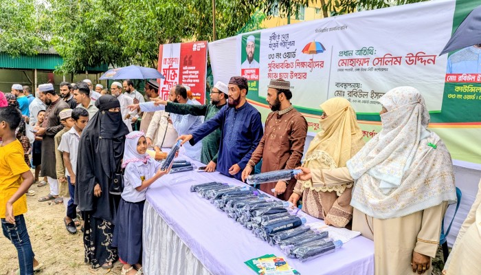 সুবিধাবঞ্চিত শিক্ষার্থীদের ছাতা উপহার দিলেন সেলিম উদ্দিন